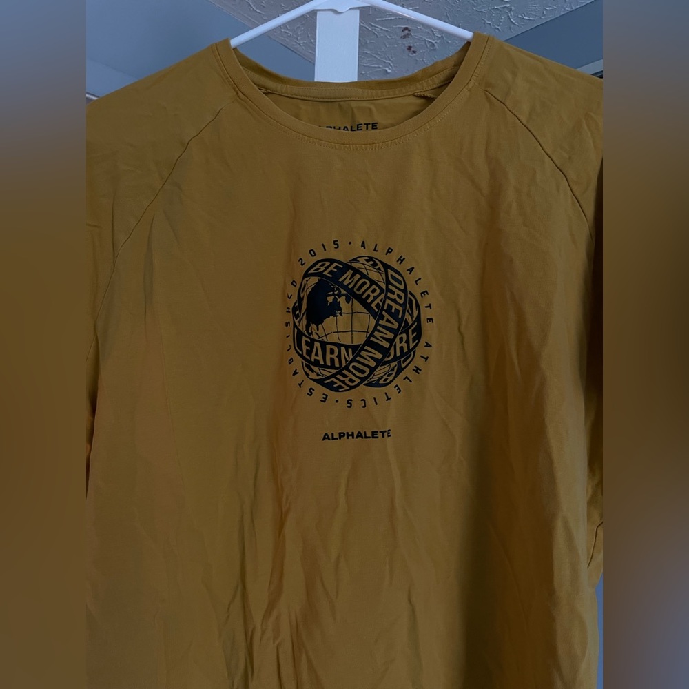 Mens Alphalete performance tshirt.